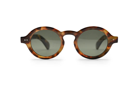 Valtra Aura sunglasses con protección UV, diseño contemporáneo y acabado premium, ideales para un estilo distinguido y cómodo todo el día.