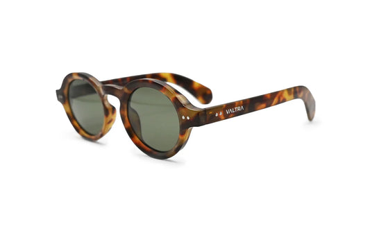 Valtra Aura sunglasses con protección UV, diseño contemporáneo y acabado premium, ideales para un estilo distinguido y cómodo todo el día.