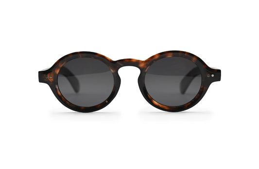 Valtra Aura sunglasses con protección UV, diseño contemporáneo y acabado premium, ideales para un estilo distinguido y cómodo todo el día.